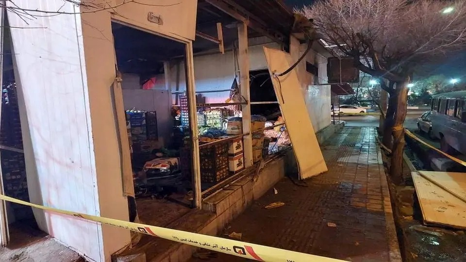 انفجار و آتشسوزی در میوهفروشی خیابان پیروزی