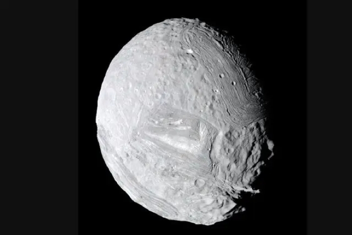 عکس روز ناسا؛ نمایی شگفت‌انگیز از قمر مرموز سیاره زحل