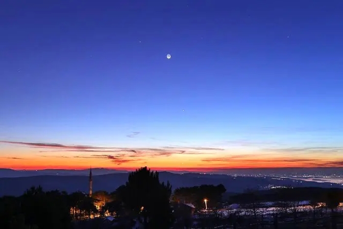 رقص ماه و سیاره‌ها در گرگ‌ومیش زمستانی