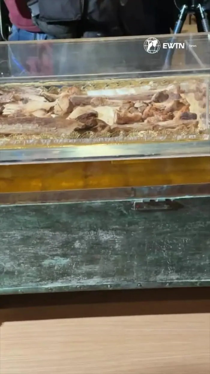 نمایش بقایای پیکر یک قدیس پس از 800 سال