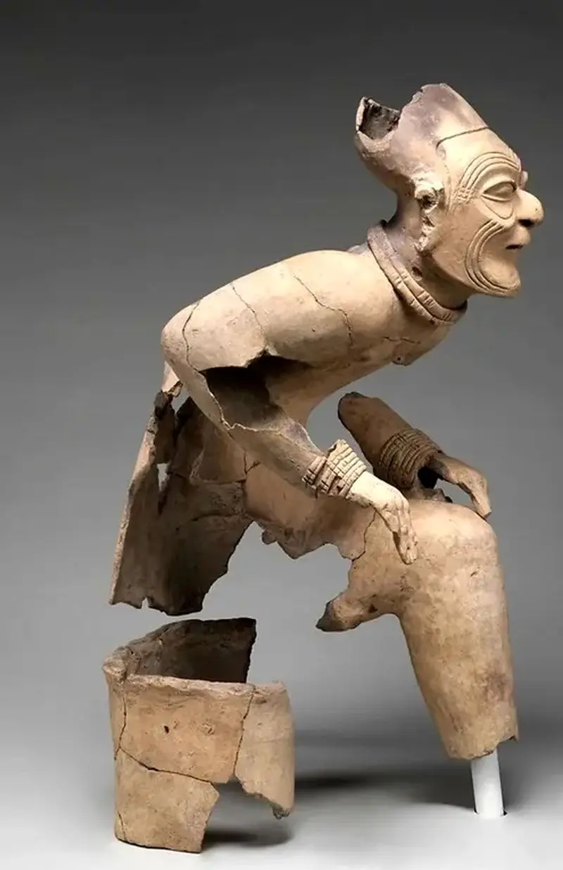 مجسمه پیرمرد 2 هزارساله