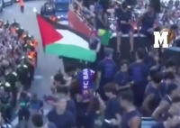 لامین عزیزتر شد/ یامال و اهتزاز پرچم فلسطین در رژه بارسا (عکس)