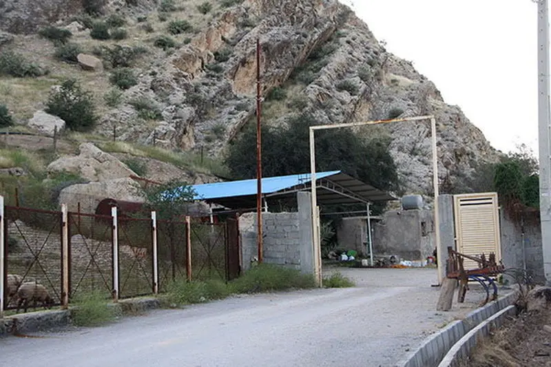ساخت و ساز در کنار سنگ نبشته