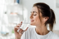 حتماً باید 8 لیوان آب در طول روز بنوشیم؟