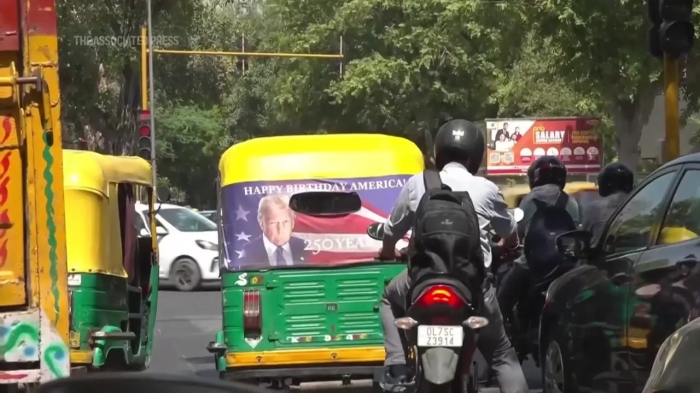 عکس ترامپ روی ریکشاهای دهلی خبرساز شد