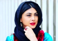 آزاده صمدی تیپش را با ماشین لاکچری‌اش سِت کرد