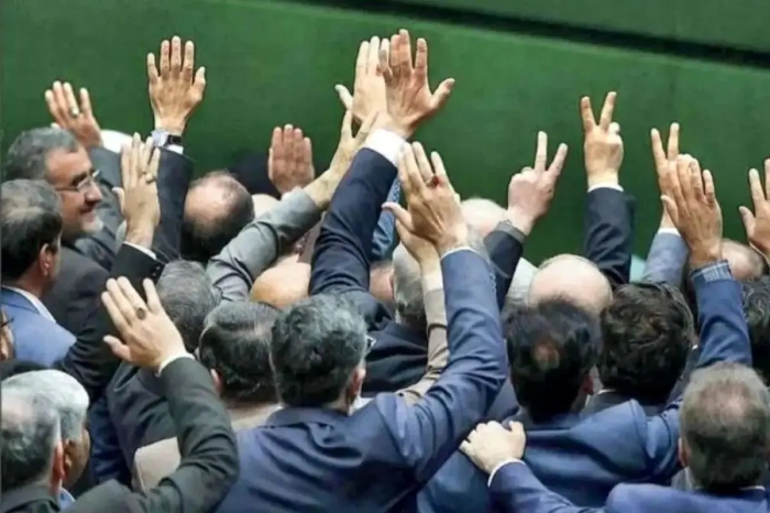 روزنامه اصولگرا علیه تندروهای مجلس: ترّهات می‌گویند و اتهام‌پراکنی‌های کودکانه می‌کنند