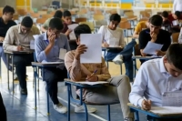احتمال تعویق امتحانات نهایی در پی همزمانی با مراسم تشییع رهبر شهید