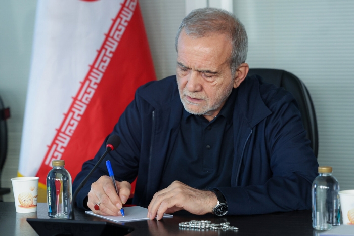 عکس نوشت پزشکیان درباره نشست با وزیر اقتصاد و مدیران مالیاتی