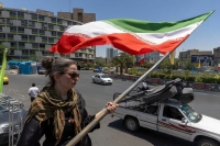 جهان به روای تصویر؛ از رابطه صمیمانه ترامپ و مکرون تا زن پرچم‌دار در تهران