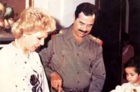 ژست عجیب صدام با اسلحه در کنار همسر اولش