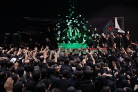 لحظه ورود پیکر رهبر شهید انقلاب به مراسم وداع در جوار حسینیه امام خمینی(ره)