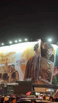 نصب المان «مشت گره‌کرده» در میدان انقلاب تهران