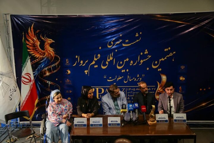 نقش سینما در تغییر نگاه جامعه به معلولیت؛ خانواده اکبر عبدی تجلیل شدند