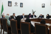 عارف: زنان در جنگ اقتصادی میدان‌داری کنند
