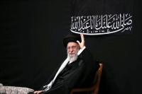 لحظه حضور رهبر شهید انقلاب در جایگاه برای آغاز خطبه‌‌های تاریخی نماز جمعه نصر