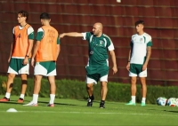 یک زن علیه ادامه کار دستیار مانچینی در ایران