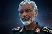 دریادار عظمایی: آمریکایی‌ها اگر فکر می‌کنند تنگه هرمز باز است نزدیک‌تر بیایند