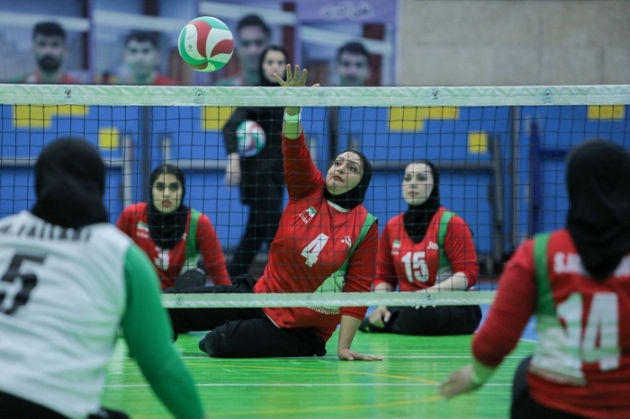 توقف دختران والیبال نشسته پشت دیوار چین