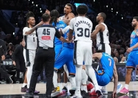 چت هولگرمن را مثل یک بچه زمین زدند:  کتک‌کاری NBA و کتم خوردن غول تاندرز ترند شد !